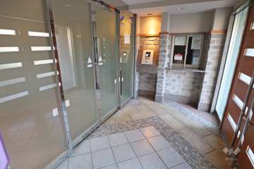 エントランスはオートロック付きです。