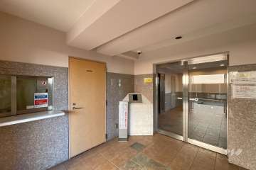 エントランスはオートロック付きです。