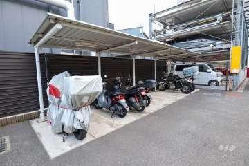 バイク置き場（屋根付き）