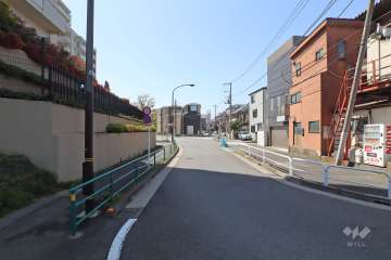 敷地西側の前面道路（北側から）