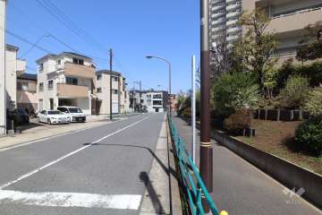 敷地西側の前面道路（南側から）