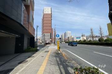 敷地の東側前面道路（南側から）