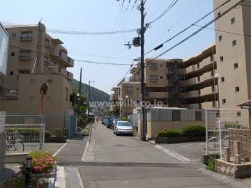敷地東側の前面道路