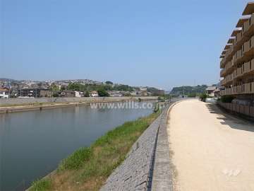 敷地の西側は猪名川に面しており、川沿いは遊歩道になっています。