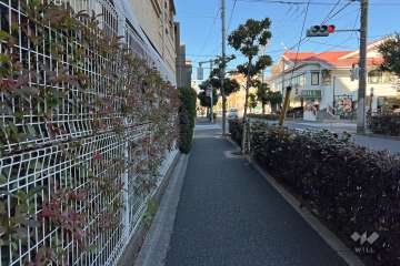 敷地の東側前面道路（南側から）