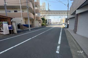 敷地北側の前面道路（東側から）