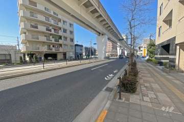 敷地西側の前面道路（南側から）