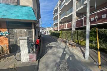 敷地南側の前面道路（東側から）