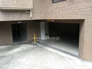 地階にある駐車場と駐輪場