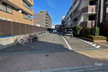 敷地内駐車場（屋外平面式）と駐輪場