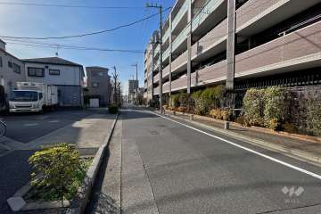 敷地南側の前面道路（東側から）