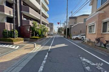 敷地西側の前面道路（北側から）
