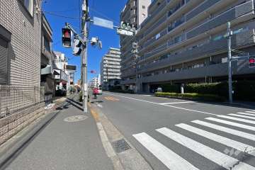 敷地西側の前面道路（南側から）