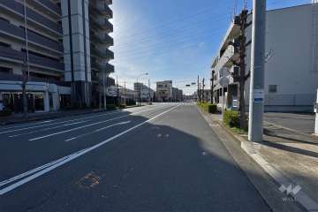 敷地北側の前面道路（東側から）