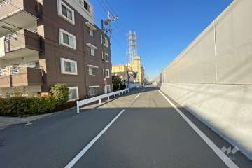 敷地東側の前面道路（南側から）