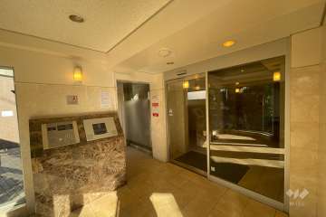 エントランスはオートロック付きです。