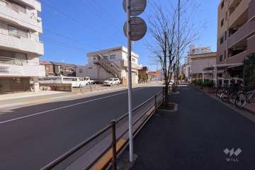 敷地北側の前面道路（西側から）