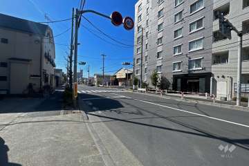 敷地東側の前面道路（北側から）