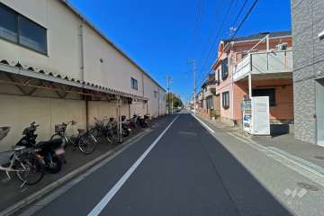 敷地南側の前面道路（東側から）