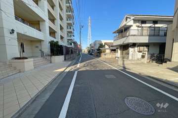 敷地東側の前面道路（南側から）