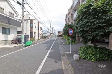 敷地北東側の前面道路（北西側から）