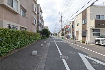 敷地北東側の前面道路（南東側から）