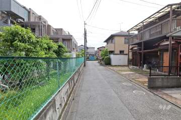 敷地北西側の前面道路（北東側から）