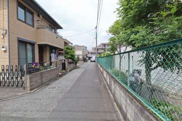 敷地北西側の前面道路（南西側から）