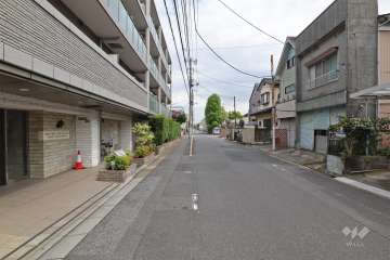 敷地南西側の前面道路（北西側から）