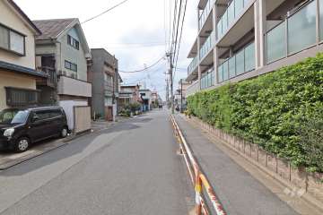 敷地南西側の前面道路（南東側から）