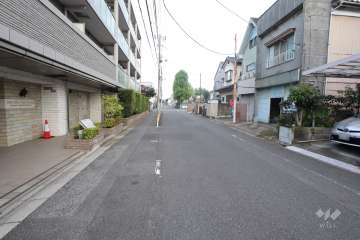 敷地南西側の前面道路（北西側から）