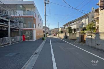 敷地北側の前面道路（東側から）