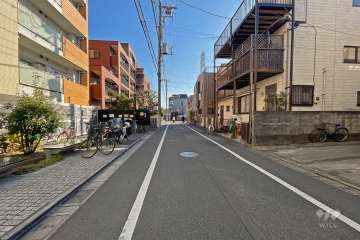 敷地西側の前面道路（北側から）