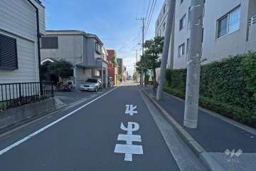 敷地西側の前面道路