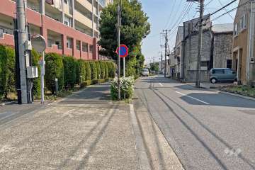 敷地の南西側前面道路（北西側から）