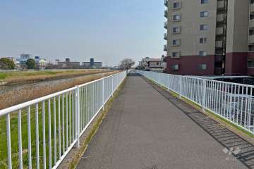 敷地の北東側前面道路は新芝川に面しています（北西側から）。