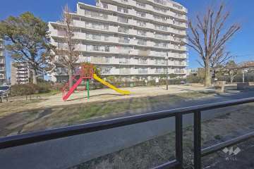 敷地に隣接した『足立区立加青公園』