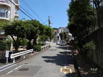 敷地の東側前面道路（南から）