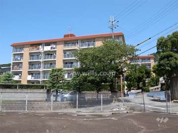 五月丘ハウスの全景。手前がB棟です。