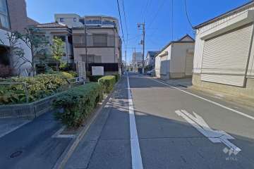 敷地の北側道路（東側から）