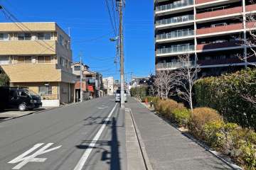 敷地北西側の前面道路（南西側から）