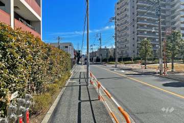 敷地南西側の前面道路（北西側から）