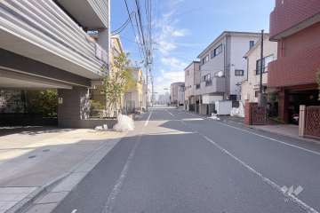 敷地南側の前面道路（西側から）