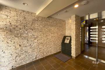 エントランスはオートロック付きです。