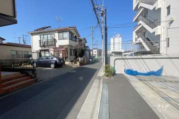 敷地の西側前面道路（南側から）