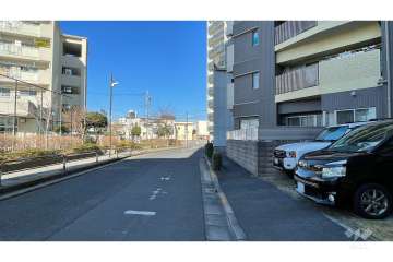 敷地の西側前面道路（南側から）