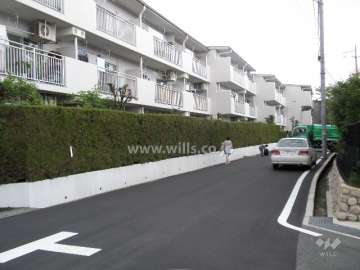 マンションの南側前面道路。車の通りは少ないです。