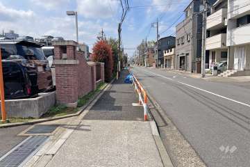 敷地北側の前面道路（東側から）