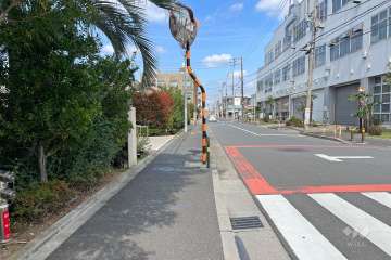 敷地東側の前面道路（南側から）