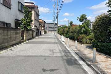 敷地西側の前面道路（南側から）